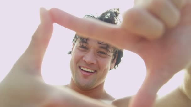 Man op strand vinger frame maken — Stockvideo