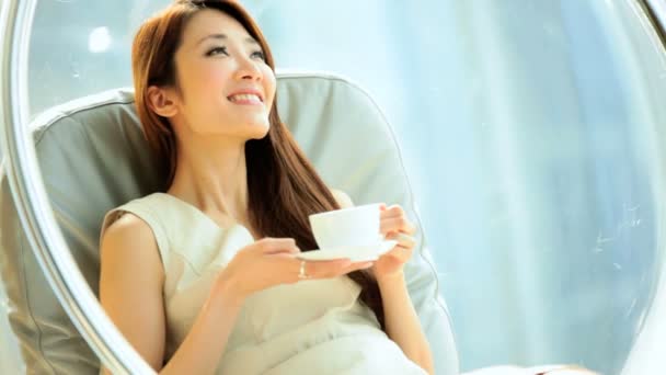 女人坐在椅子上喝杯咖啡 — 图库视频影像