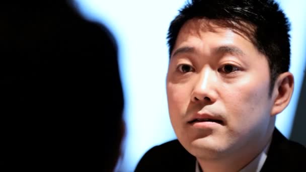 年轻的亚洲男性企业高管在会议上发言 — 图库视频影像