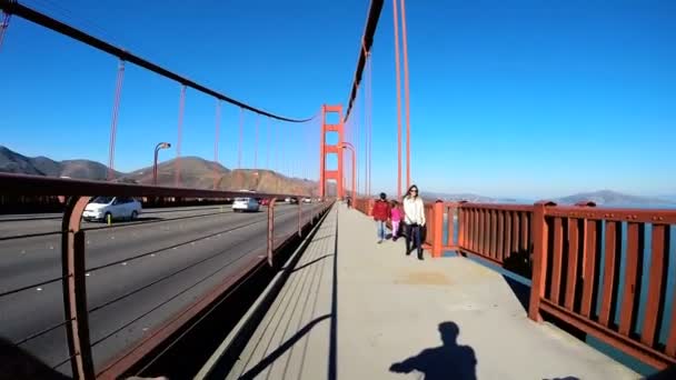 Rider bladeren op Golden Gate Bridge — Stockvideo