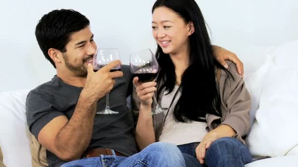 Pareja en sofá bebiendo vino — Vídeos de Stock