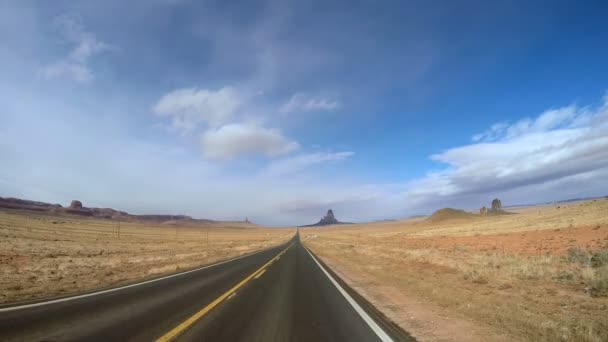 Viaje por carretera a través del paisaje escénico — Vídeo de stock