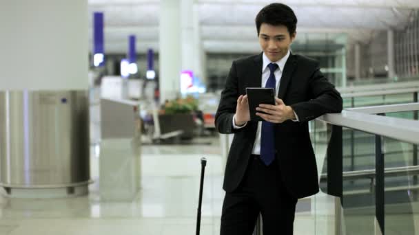 Asiatiska affärsman i flygplatsterminalen — Stockvideo