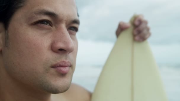 Mann mit Surfbrett beobachtet Wellen — Stockvideo