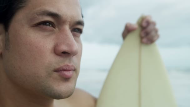 Man with surfboard watching waves — Stock Video