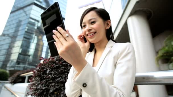 Mujer de negocios al aire libre utilizando la tableta inalámbrica — Vídeos de Stock