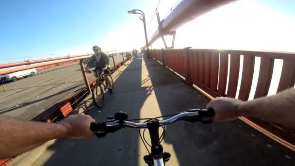 Cykel ridning på Golden Gate-bron — Stockvideo