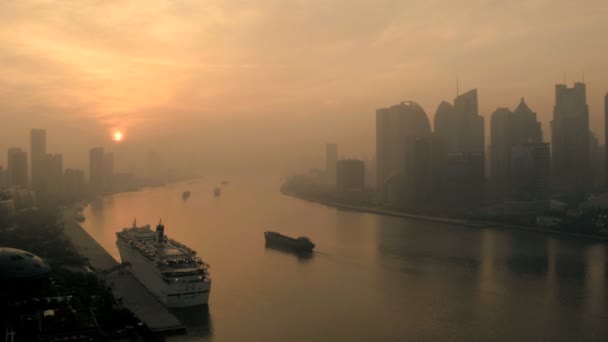 Stadsbild med morning haze — Stockvideo