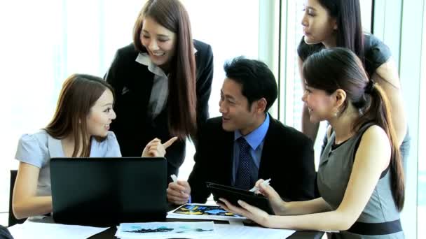 Equipo de negocios en la moderna sala de juntas — Vídeo de stock