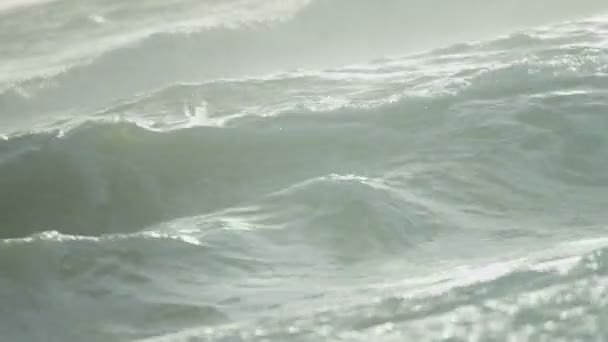 Óceáni hullámok mosás rá a parton — Stock videók