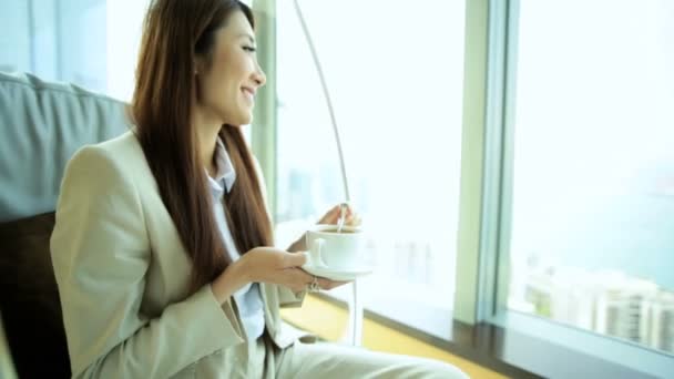 Mulher bebendo café na cadeira — Vídeo de Stock