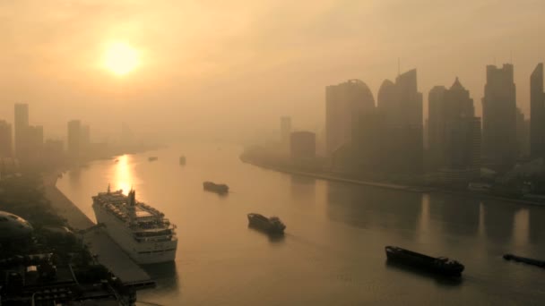 Kommersiell last pråmar på floden Huangpu — Stockvideo