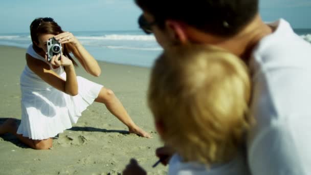 Junge mit Vater wird von Mutter fotografiert — Stockvideo