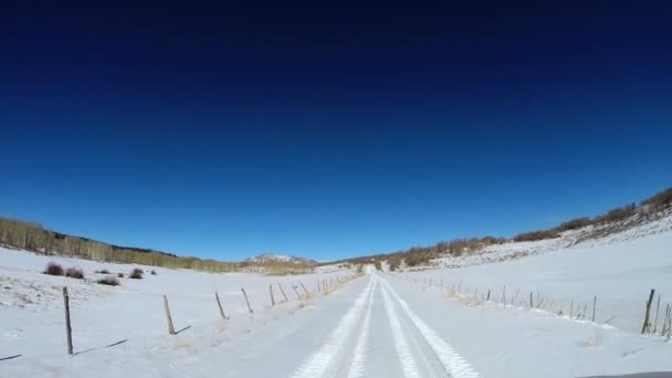 Viaje por carretera a través del paisaje escénico — Vídeos de Stock