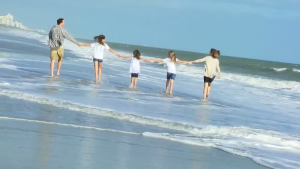 Parents with daughters on beach — Stock Video