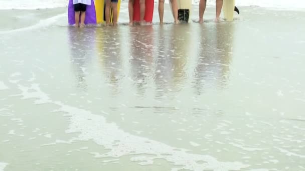 父母和女儿在海滩上 — 图库视频影像