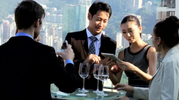 Business people in rooftop restaurant — Stock Video