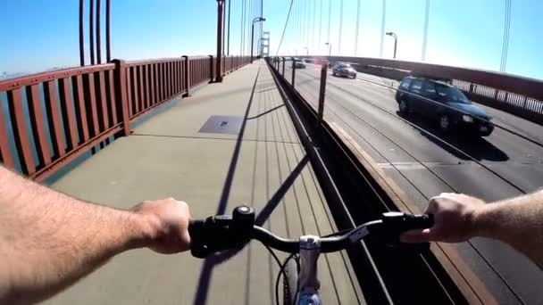 Cykla rider på Golden Gate-bron — Stockvideo