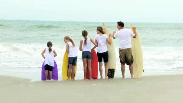 Eltern und Töchter am Strand — Stockvideo