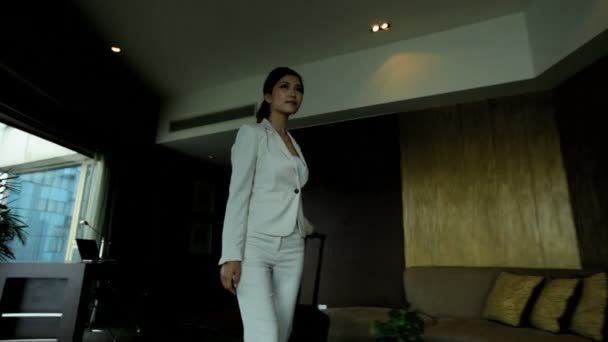 Businesswoman in hotel viewing cityscape — Stock Video