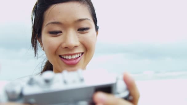 Menina tirando fotografia na praia — Vídeo de Stock