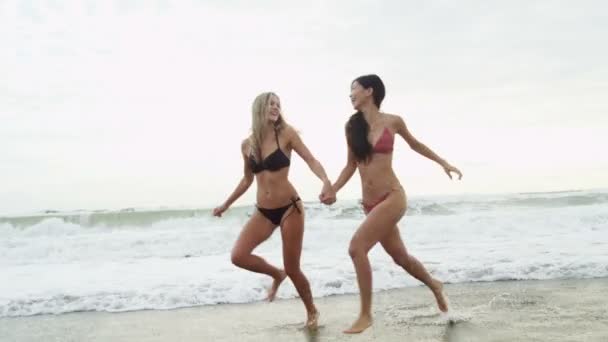 Girls wearing bikini running on beach — Stock Video