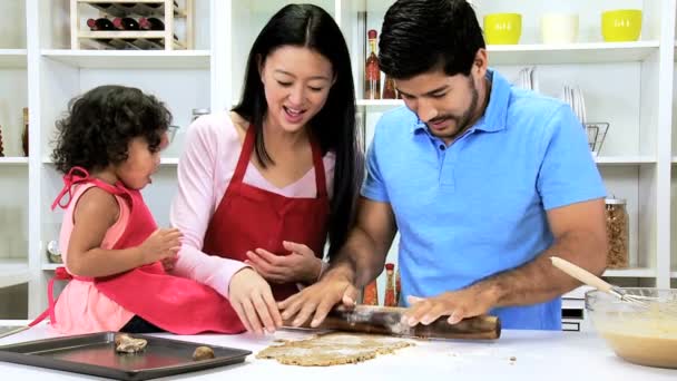 Девочка с родителями пекут печенье — стоковое видео