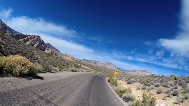Viagem de estrada através da paisagem do deserto — Vídeo de Stock