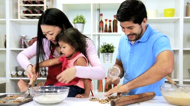 Pareja con hija horneando galletas — Vídeos de Stock