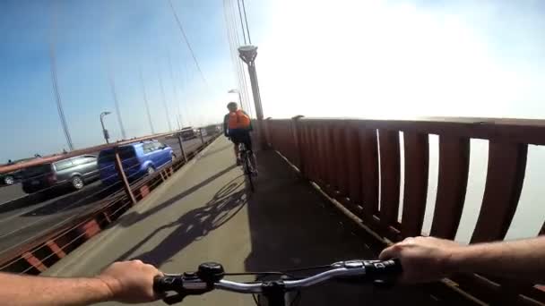 Par ridning på Golden Gate-bron — Stockvideo