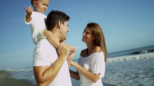 Rodzice z syna na wakacje na plaży — Wideo stockowe