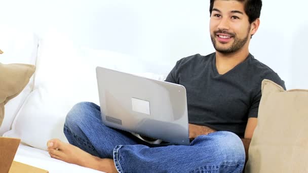 Homem usando laptop no sofá — Vídeo de Stock