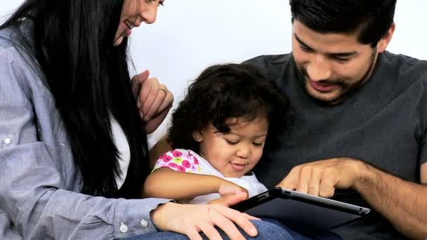 Couple playing games with daughter — Stock Video