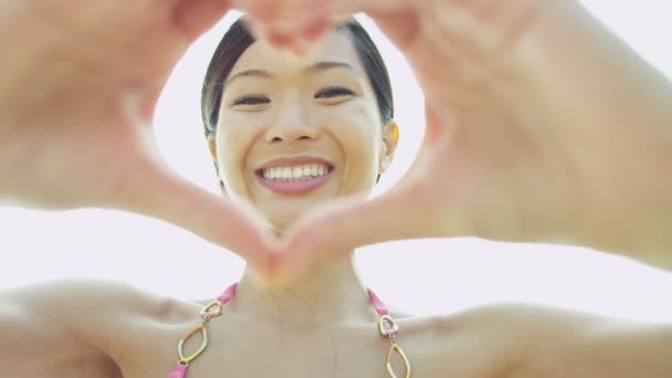 女人制作心脏形状符号 — 图库视频影像