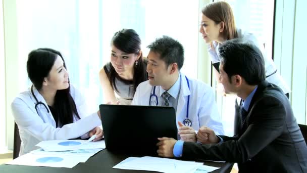 Asiatische Ärzte mit Laptop — Stockvideo