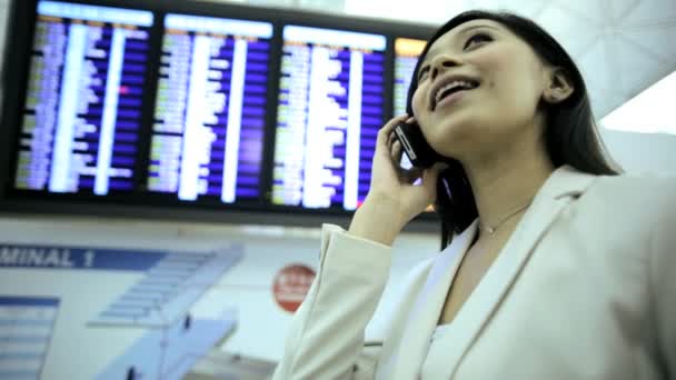 Aziatische zakenvrouw in moderne luchthaven — Stockvideo