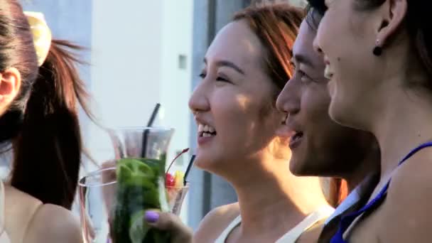 Amigos bebiendo cócteles en la azotea — Vídeos de Stock