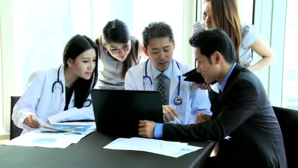 Médicos asiáticos usando laptop — Vídeo de Stock