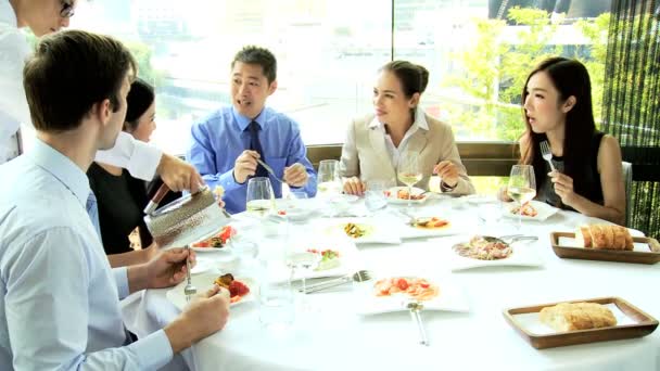 金融投资者在餐厅 — 图库视频影像