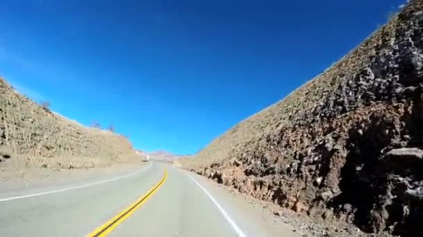 Conducir a través del paisaje del desierto — Vídeo de stock