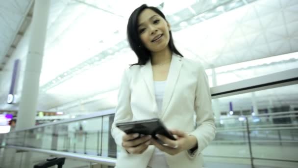 Femme d'affaires à l'aéroport en utilisant la tablette — Video