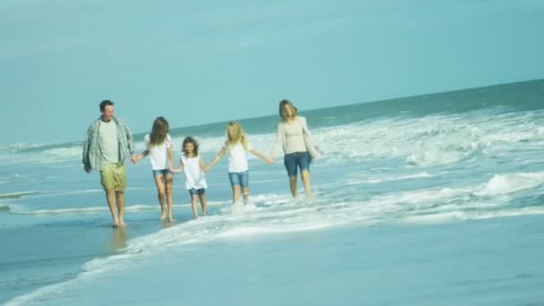 Family walking barefoot on beach — Stock Video