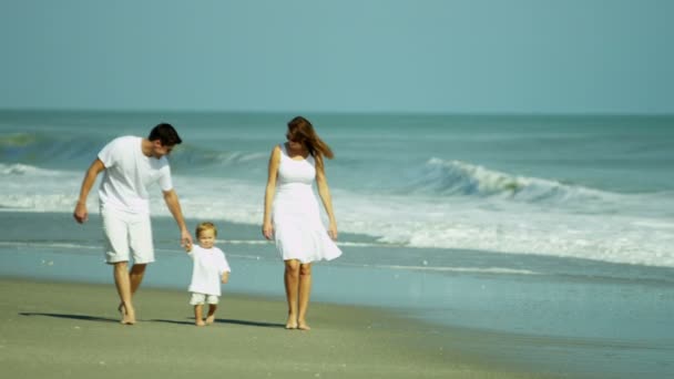 Szülők a baba, beach séta — Stock videók