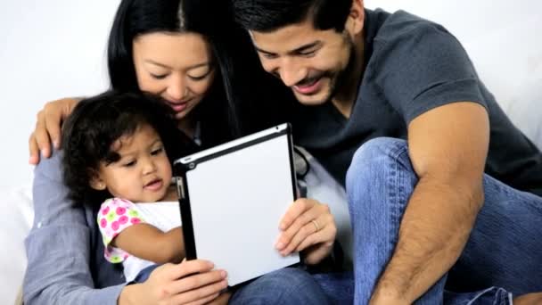 Menina jogando no tablet com os pais — Vídeo de Stock