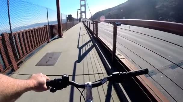 Cykla rider på Golden Gate-bron — Stockvideo