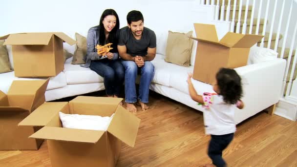 Couple playing with daughter — Stock Video