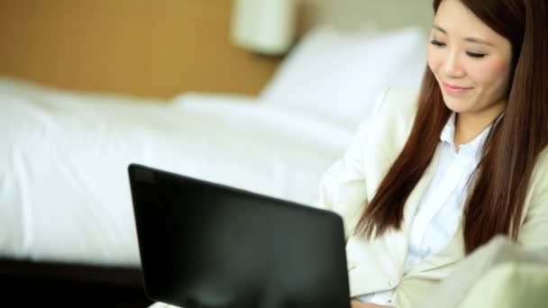 Бізнес-леді в готелі за допомогою ноутбука — стокове відео