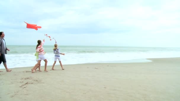 Familia con cometa en la playa — Vídeos de Stock