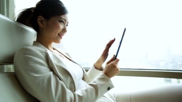 Businesswoman in hotel with tablet — Stock Video