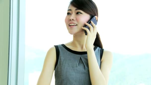 Asian businesswoman talking on smartphone — Stock Video